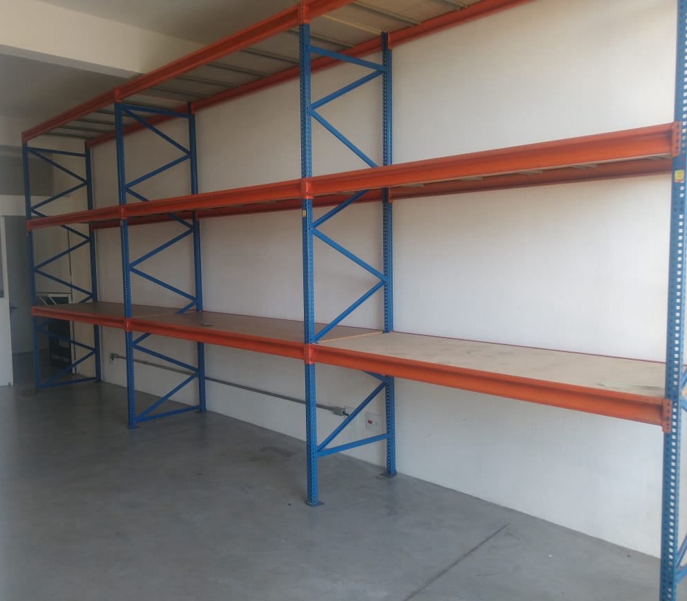 fabricação de prateleiras, vitrines e expositores sob medida na região de Ribeirão Preto